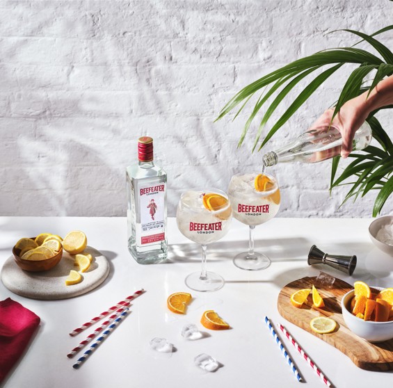 25-07_Beefeater_AlwaysOn_Dry&LemonadeLemon_Pour.jpg