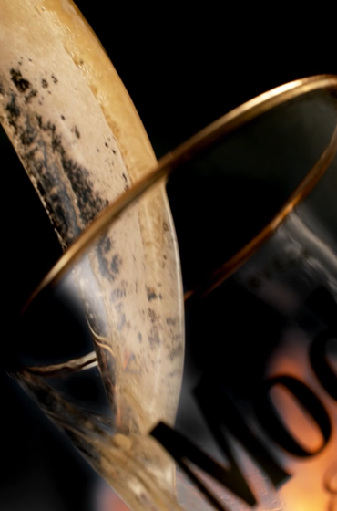 Modelo_MakeItEspecial_Static Images_Pouring into glass 2.png
