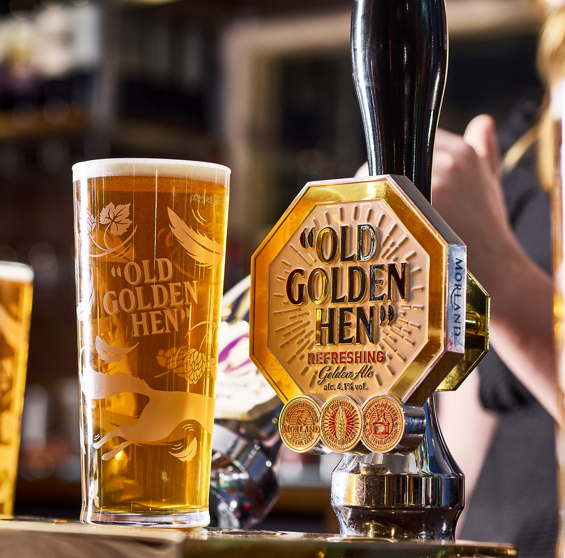 B&B_Old-Speckled-Hen_Old-Golden-Hen-4.1_pint-glass_Lifestyle_On-Trade_General_hi-res-photo_2022.jpg